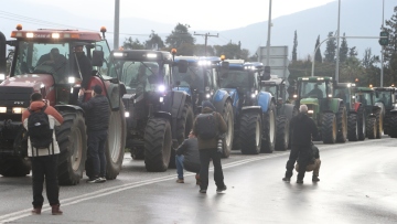 Σκληραίνουν τη στάση τους οι αγρότες που ενισχύουν τα μπλόκα 