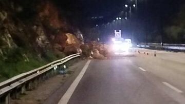 Πτώση βράχων στη λεωφόρο Αθηνών-Σουνίου, έκλεισε η δεξιά λωρίδα κυκλοφορίας 