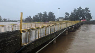 Υπερχείλισε ο ποταμός Ενιπέας, 112 για εκκένωση σε οικισμό προς τα Φάρσαλα και για ετοιμότητα σε ακόμα 4 περιοχές