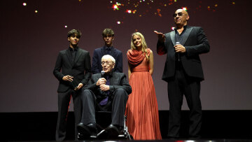 Ο Μάικλ Κέιν εμφανίστηκε με αμαξίδιο στο Red Sea Film Festival για να παραλάβει το βραβείο του