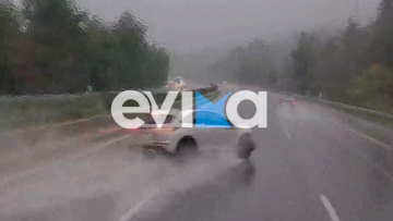 Η στιγμή που οδηγός χάνει τον έλεγχο εν μέσω βροχής και πέφτει πάνω στις μπάρες της Εθνικής Αθηνών - Λαμίας, δείτε βίντεο