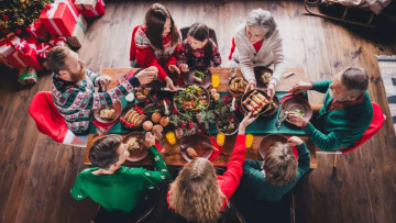 Τι τρώμε στις γιορτές και ποιες είναι οι επιπτώσεις στην υγεία μας – Οι ειδικοί εξηγούν