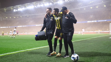 Αγωνία για τον Γκατσίνοβιτς: Αποχώρησε υποβασταζόμενος από το παιχνίδι της ΑΕΚ με τον Ατρόμητο 