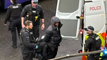 Ένοπλοι αστυνομικοί εισέβαλαν στο Χίθροου: Διακοπή δρομολογίων στα τρένα, συλλήψεις και δακρυγόνα