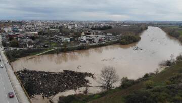 Παραμένει σε αυξημένη επιφυλακή ο δήμος Λαρισαίων για τη στάθμη των νερών στον Πηνειό