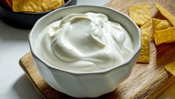 Πώς φτιάχνουμε sour cream στο σπίτι: Ο πιο εύκολος τρόπος + μια ελληνική παραλλαγή