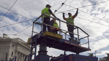 Τέλος εποχής για τα τρόλεϊ στην Αττική: Ξηλώνουν τα καλώδια στον Πειραιά, δείτε βίντεο