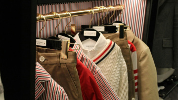 Tommy Hilfiger: Η ιστορία πίσω από τον «American cool» σχεδιαστή που κατέκτησε τον κόσμο