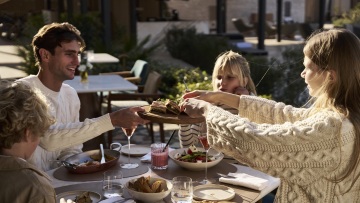 Sunday Brunch στο ORA: Η νέα κυριακάτικη συνήθεια στην Αθηναϊκή Ριβιέρα
