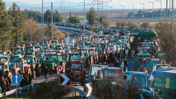 Στους δρόμους τα τρακτέρ, αλήθειες και ψέματα για τα μπλόκα των αγροτών