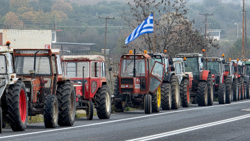 Οι αγρότες «παίζουν καθυστέρηση» και αυξάνουν τα μπλόκα, η κυβέρνηση εκπέμπει σήμα διαλόγου
