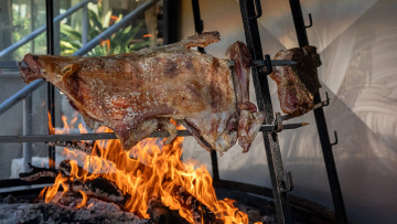 Taste Atlas: Αντικριστό, μπουγάτσα, ντοματοκεφτέδες, γουρουνοπούλα και... μαμούλια έστειλαν πέντε ελληνικές περιοχές στο top-10 των γαστρονομικών προορισμών