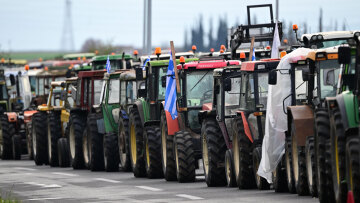 Αγρότες: Κλείνουν και παρακαμπτήριους στις εθνικές οδούς, αποκλείουν τελωνεία και ετοιμάζονται για το λιμάνι του Βόλου
