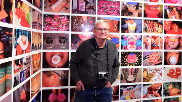 Μάρτιν Παρ: Ποιος ήταν ο φωτογράφος που δίχασε τη Βρετανία με τις αληθινές και γεμάτες χρώμα φωτογραφίες του
