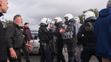 Η στιγμή που οι αγρότες περικυκλώνουν τα ΜΑΤ μετά τον πετροπόλεμο και τα χημικά, δείτε βίντεο