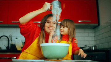 Γονείς: Όταν το παιδί θέλει να σας βοηθήσει, μην του λέτε «όχι» επειδή «θα τα κάνει χάλια» – Η ψυχολόγος εξηγεί

