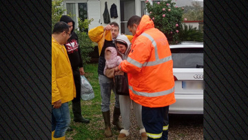 Η δραματική επιχείρηση διάσωσης μητέρας και βρέφους 6 μηνών στη Μάνδρα: Είχαν εγκλωβιστεί από την κακοκαιρία Byron, δείτε βίντεο και φωτογραφίες