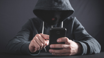 AI απάτες με… τη φωνή σας: Πώς οι εγκληματίες χρησιμοποιούν τον αριθμό κινητού
