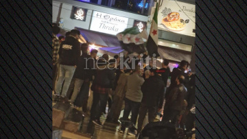 Με σημαίες και τραγούδια Σύροι γιορτάζουν στο Ηράκλειο την πτώση του Άσαντ, δείτε βίντεο και φωτογραφίες