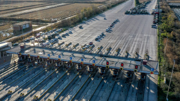 Αγροτικά μπλόκα στην Ελλάδα: Πόσο κοστίζουν στην οικονομία, πώς επηρεάζονται εμπόριο, βιομηχανία και τιμές