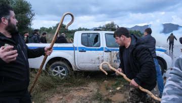 «Κόκκινη γραμμή» για την κυβέρνηση τα επεισόδια με τους αγρότες: Τι βάζει στο τραπέζι το Μαξίμου, τι ζητούν από τα μπλόκα