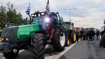 Οι αγρότες κλείνουν και σήμερα το μεσημέρι τον κόμβο στο Δερβένι στη Θεσσαλονίκη
