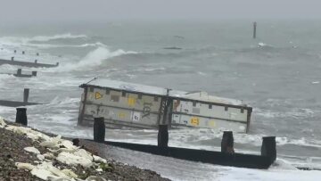 Τόνοι μπανάνες ξεβράστηκαν στις βρετανικές ακτές: Μην τις καταναλώνετε, λένε οι Αρχές
