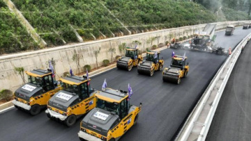 Το απίστευτο China Speed: Έστρωσαν 8.000 τόνοι ασφάλτου και 2.4 χλμ. σε 6 ώρες (vid)