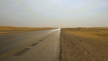 Ούτε οι ΗΠΑ ούτε η Κίνα: Αυτή είναι η χώρα με τον πιο μακρύ ευθύ δρόμο στον κόσμο (vid)