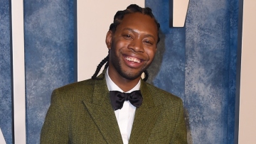 Ο Τζέρεμι Ο. Χάρις του «Emily in Paris» αφέθηκε ελεύθερος μετά τη σύλληψή του στην Ιαπωνία για διακίνηση ναρκωτικών
