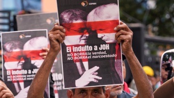 Η εισαγγελία της Ονδούρας ζητεί από την Interpol να συλληφθεί ο πρώην πρόεδρος στον οποίο απένειμε χάρη ο Τραμπ 