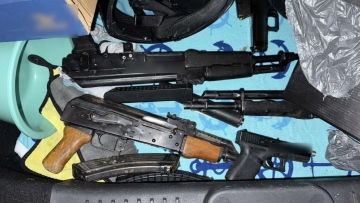 Σε αποθήκη ανάμεσα σε κοτέτσια στα Καλύβια έκρυβε τα όπλα και τα κλεμμένα αυτοκίνητα ο Κρητικός που προετοίμαζε δολοφονία