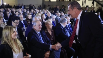 Νέες αιχμές Καμμένου κατά Σαμαρά: Γιατί με κοιτάει έτσι, ξέρει αυτός
