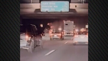 Αγροτικό «πετάει» πάνω από αυτοκινητόδρομο και προσγειώνεται πάνω σε άλλο όχημα στην Καλιφόρνια, δείτε βίντεο