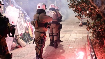 Επίθεση με μολότοφ κατά διμοιρίας των ΜΑΤ στα Εξάρχεια