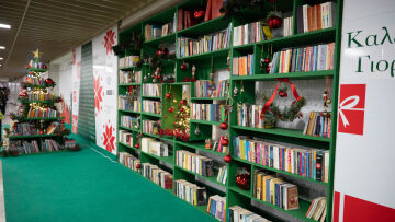 Μια εορταστική δανειστική βιβλιοθήκη άνοιξε τις πύλες της στον σταθμό του Μετρό στο Σύνταγμα