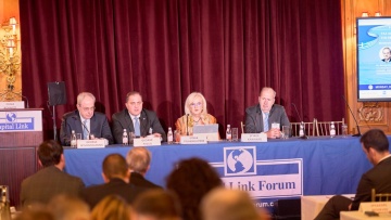 Ισχυρό μήνυμα εμπιστοσύνης στην ελληνική οικονομία από το Capital Link 2025 στη Νέα Υόρκη 