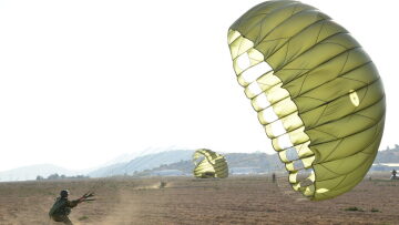 Η ιστορία της Σχολής Αλεξιπτωτιστών του Ελληνικού Στρατού, η «πουλάδα» έκλεισε τα 70 της χρόνια 