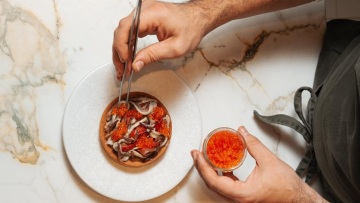 Ydoron: Το νέο θαλασσινό steak house της οδού Ερμού