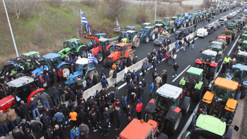 Σε αποκλεισμό του λιμανιού του Βόλου προχωρούν σήμερα οι αγρότες στη σκιά της παρέμβασης του εισαγγελέα του Αρείου Πάγου