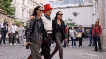 Ο Λάκης Γαβαλάς μετατρέπει την Ερμού σε πασαρέλα με το «Κόκκινο Χαλί» και το ταμπεραμέντο του