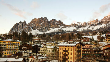 Cortina d’Ampezzo: Γιατί αξίζει να ζήσετε την εμπειρία της «βασίλισσας» των Δολομιτών το 2026