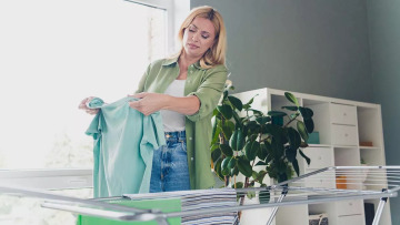 Απλώνετε ρούχα στο καλοριφέρ; Top tips για να τα στεγνώνετε μέσα στο σπίτι, χωρίς υγρασία
