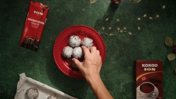 Πώς φτιάχνουμε χιονισμένα μπισκότα γεμιστά με σοκολάτα (Video)