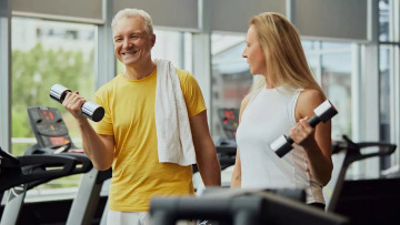 Δυσκολεύεστε να σηκωθείτε από την καρέκλα; 7 τρόποι να ανακτήσετε τη δύναμή σας μετά τα 50
