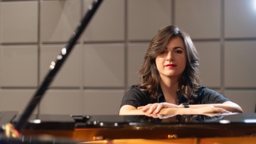 Poly K.: Η Ελληνίδα συνθέτρια που έντυσε με τη μουσική της τη νέα καμπάνια αρωμάτων του οίκου Issey Miyake
