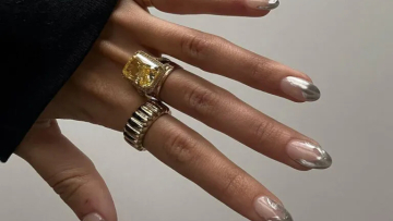 Silver tip: Η πιο fun εκδοχή του γαλλικού μανικιούρ για την εορταστική σεζόν
