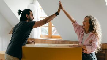 Αυτός ο κόσμος δεν είναι για τους singles – Τα ζευγάρια μετακομίζουν νωρίτερα μαζί, για να εξοικονομήσουν χρήματα