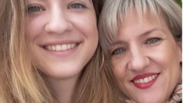 Όσα έλεγε η μητέρα της Γαρυφαλλιάς Ψαρράκου στο Marie Claire έναν χρόνο μετά τη δολοφονία της κόρης της