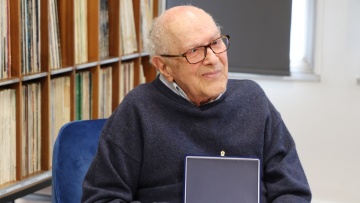 Ο Γιώργος Παπαστεφάνου δώρισε το αρχείο του στην ΕΡΤ: Περιλαμβάνει 7.000 βινύλια και σπάνιες συλλογές βιβλίων